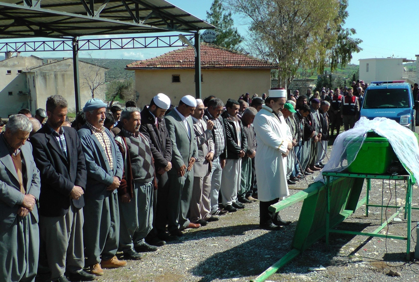 Yakılarak öldürülen genç kız toprağa verildi Yakılarak öldürülen genç kız toprağa verildi